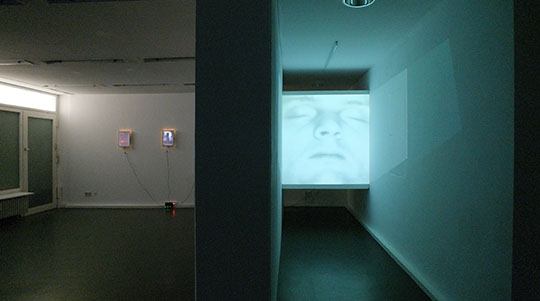 Ausstellung Translation-Suggestion - links: Eike Berg: Diary Entries; rechts: Thomas Ler: Schlfer; Kunsthaus Viernheim